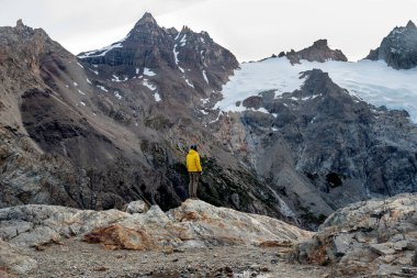 Yürüyüşçü dağ manzarasının tadını çıkarıyor. Fitz Roy, Patagonya, Arjantin