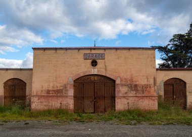 San Gregorio, Şili - 01 / 21 / 2020: Şili 'nin güneyindeki hayalet kasaba. Magallanes Bölgesi 'nin bir parçasıdır ve Punta Delgada' ya 40 km uzaklıktadır. 1882 yılından kalma bir estancia ve çok sayıda bina var..