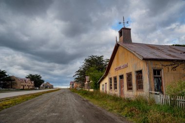 San Gregorio, Şili - 01 / 21 / 2020: Şili 'nin güneyindeki hayalet kasaba. Magallanes Bölgesi 'nin bir parçasıdır ve Punta Delgada' ya 40 km uzaklıktadır. 1882 yılından kalma bir estancia ve çok sayıda bina var..