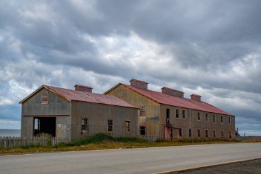 San Gregorio, Şili - 01 / 21 / 2020: Şili 'nin güneyindeki hayalet kasaba. Magallanes Bölgesi 'nin bir parçasıdır ve Punta Delgada' ya 40 km uzaklıktadır. 1882 yılından kalma bir estancia ve çok sayıda bina var..