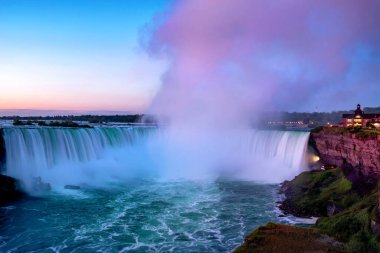 Niagara Nehri At nalı şelalesine karşı. Gün doğumunda Niagara Şelalesi. Hava görünümü