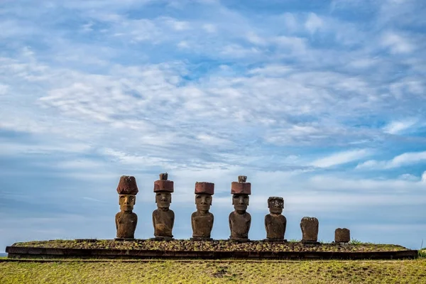 智利拉帕努伊国家公园复活节岛上Anakena海滩的Ahu Nao Nao Moais雕像 — 图库照片