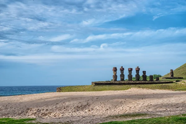 Statue Ahu Nao Nao Moais Sulla Spiaggia Anakena Isola Pasqua — Foto Stock