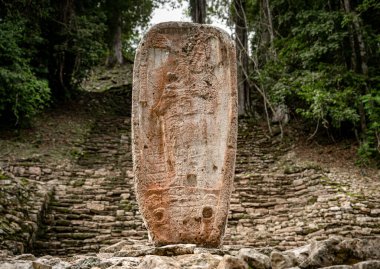 Yaxchilan - Meksika 'nın Chiapas eyaletindeki Olağan macinta nehrinin kıyısında bulunan antik bir Maya şehri..