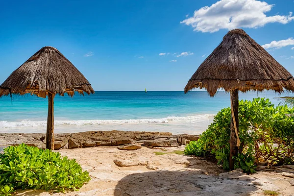 Parapluie Paille Plage Tropicale Sur Mer Des Caraïbes — Photo