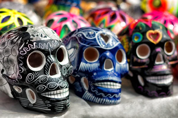 装饰过的五颜六色的骷髅 市场上的陶瓷死亡标志 死亡之日 墨西哥 — 图库照片