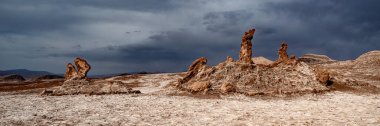 Les Tres Marias 'ın panoramik manzarası, Valle de la Luna, Atacama Çölü, Şili