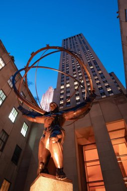 New York, ABD, 12 Aralık 2019: Atlas, New York, ABD 'de bulunan Manhattan' da bulunan Rockefeller Center 'ın önündeki bronz bir heykel.