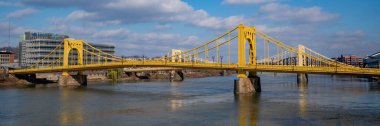 Pittsburgh, Pennsylvania, ABD - 25 Kasım 2018: Andy Warhol Köprüsü 'nün panoramik görüntüsü, Yedinci Cadde Köprüsü, Pittsburgh, Pennsylvania, ABD' de Allegheny Nehri boyunca uzanır.