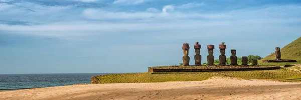 Panoramatický Výhled Sochy Ahu Nao Nao Moais Pláži Anakena Velikonočním — Stock fotografie
