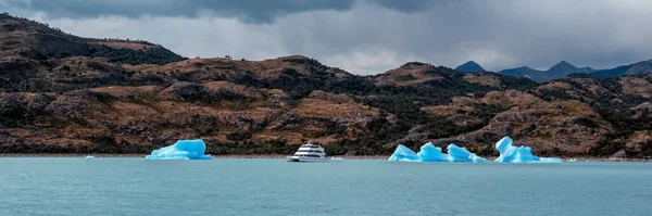 Панорамний Вид Айсберги Плаває Аргентинському Озері Ландшафт Патагонії Аргентина — стокове фото