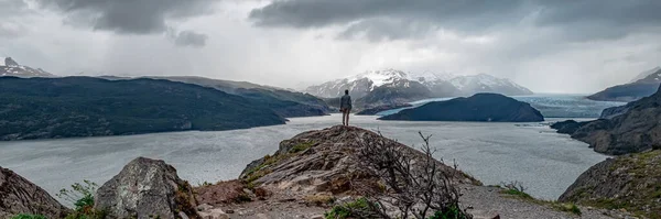 Caminhante Frente Geleira Cinzenta Campo Gelo Sul Patagônia Chile Vista — Fotografia de Stock