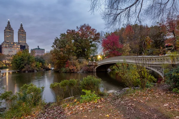 Uitzicht Het Herfstlandschap Met Bow Brug Central Park New York — Stockfoto