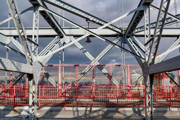 ウィリアムズバーグ橋 Williams Sburg Bridge アメリカ合衆国ニューヨーク市のイースト川に架かる吊り橋である — ストック写真