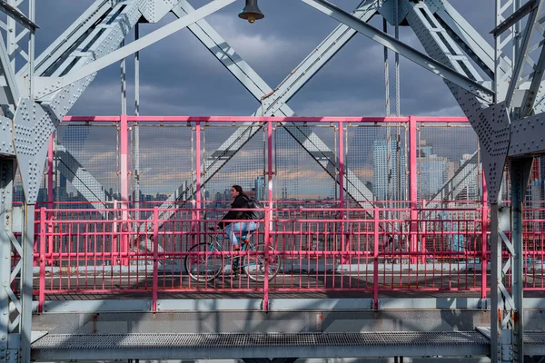 New York Usa December 2018 Bicyclist Williamsburg Bridge New York — Stock Photo, Image