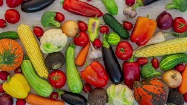 Sebzeler beyaz ahşap arka plana düşer, dur hareketi, 4K