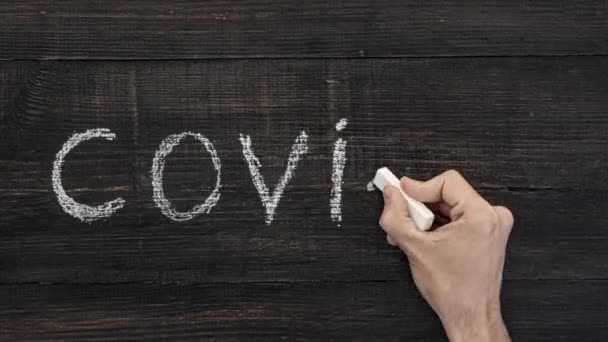 Stop bewegingsanimatie met de letters COVID-19. Leters op een donkere houten achtergrond. Het concept van de vernietiging van het virus. — Stockvideo
