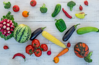 sebze çerçevesi beyaz ahşap arka planda