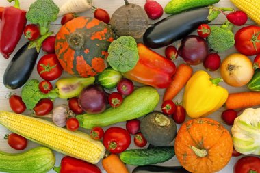 beyaz ahşap arka planda sebzeler