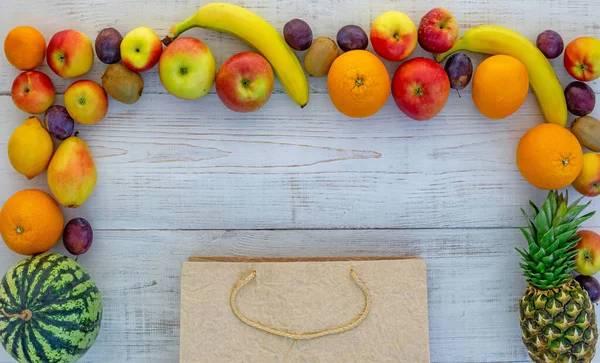 Früchte Einer Braunen Papiertüte Auf Weißem Holzgrund Umweltfreundliches Verpackungskonzept — Stockfoto