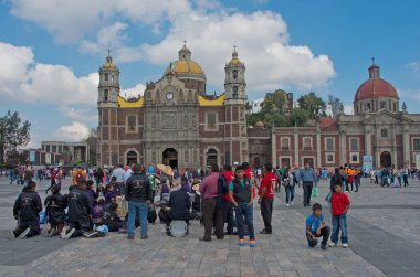 Mexico City, Mexico - 09 Aralık 2016: Seyyahlar, Guadalupe Bakiresi Günü 'nü, Meryem Ana' nın Bazilikası onuruna düzenlenen toplu törenle kutluyorlar.