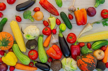 beyaz ahşap arka planda sebzeler