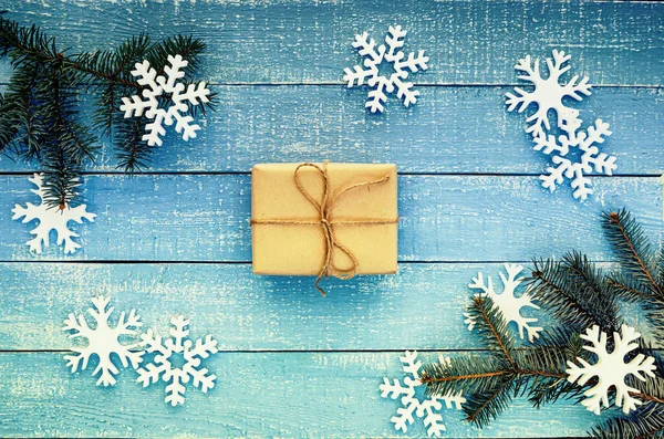 Різдвяний Подарунок Різдвяними Аксесуарами Синьому Дерев Яному Столі — стокове фото