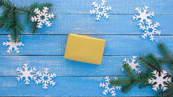 Рождественский подарок с красной лентой на синем деревянном фоне, остановить анимацию движения — стоковое видео