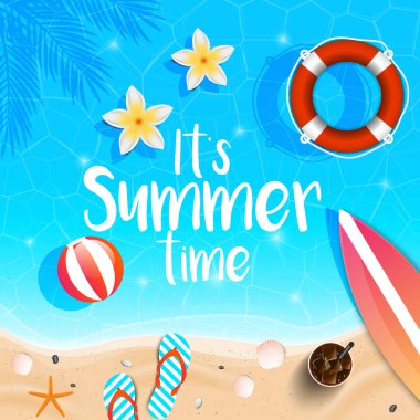 Yaz saati arka plan. Üstten görünüm deniz kabuklarını, sahil, taze kokteyl, flip flop, lifebealt, çiçek, sörf tahtası ve deniz deniz su doku üzerinde kum. Vektör çizim.