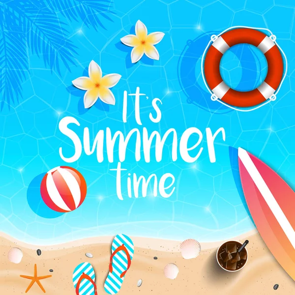 Yaz saati arka plan. Üstten görünüm deniz kabuklarını, sahil, taze kokteyl, flip flop, lifebealt, çiçek, sörf tahtası ve deniz deniz su doku üzerinde kum. Vektör çizim.