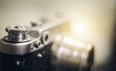 Eski model analog film kamerasıyla arka plan
