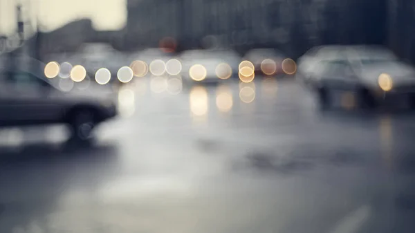 ブリュリー雨の後に夕暮れの車で街の道路との集中していない背景 集中都市の風景のうち 夕暮れの雨の後 — ストック写真