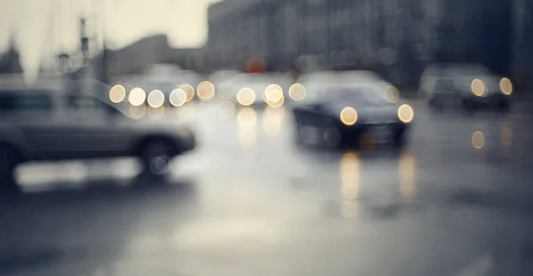 乌云密布的背景与城市的道路与车辆在黄昏后的雨后 雨后暮色中城市景观失焦 — 图库照片