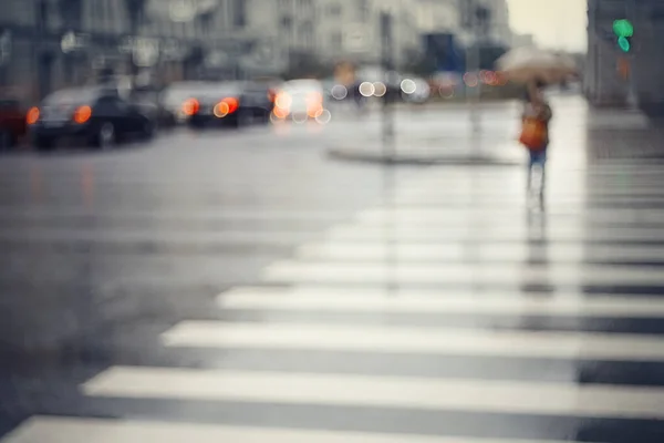 交差点と横断歩道で焦点を当てていない背景をブリュリー 歩行者のゼブラとフォーカス都市の風景のうち — ストック写真