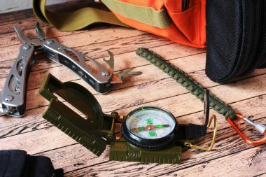 Yürüyüş için çoklu araç ve pusula