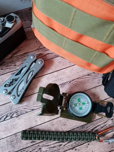 远足用的指南针和背包 — 图库照片