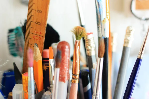 画家のための筆と鉛筆 — ストック写真