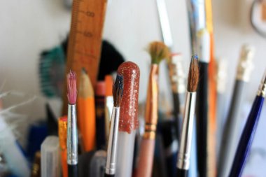 Sanatçı için fırçalar ve kalemler