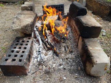 Odunlar ateşte yanar