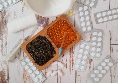 Bir hastalığı tedavi etmek için ilaç ve şifalı ot.