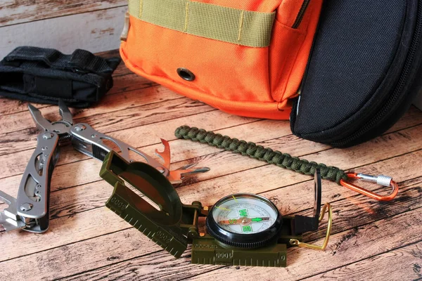 用于远足的指南针 多工具和背包 — 图库照片