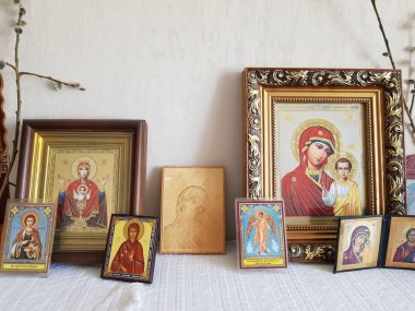 Rafta Hıristiyan Ortodoks simgeleri var