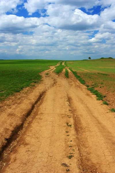 Αγροτικός Δρόμος Κάτω Από Γαλάζιο Ουρανό — Φωτογραφία Αρχείου