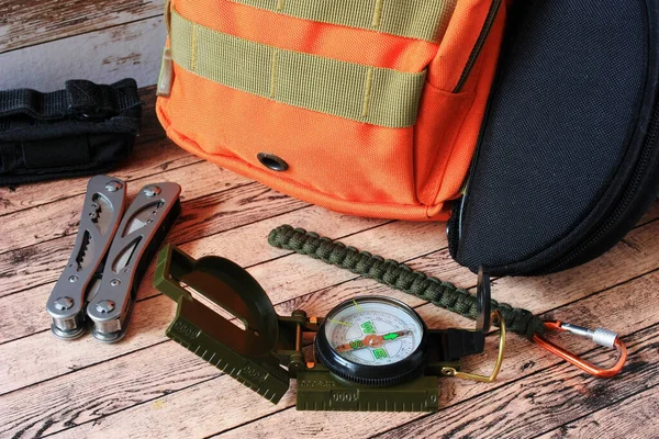 远足用的指南针 背包和多工具 — 图库照片
