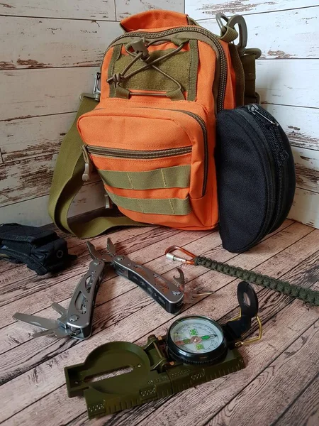 Ein Kompass Und Ein Rucksack Für Eine Wanderung — Stockfoto