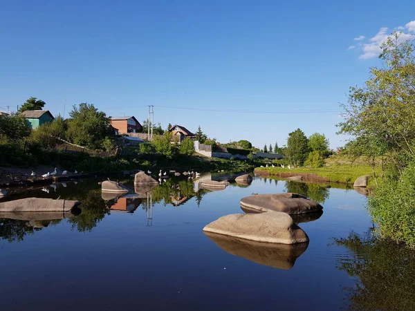 Rio Flui Através Aldeia — Fotografia de Stock