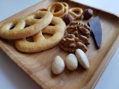 Kahvaltıda kurabiye, fındık ve çikolata