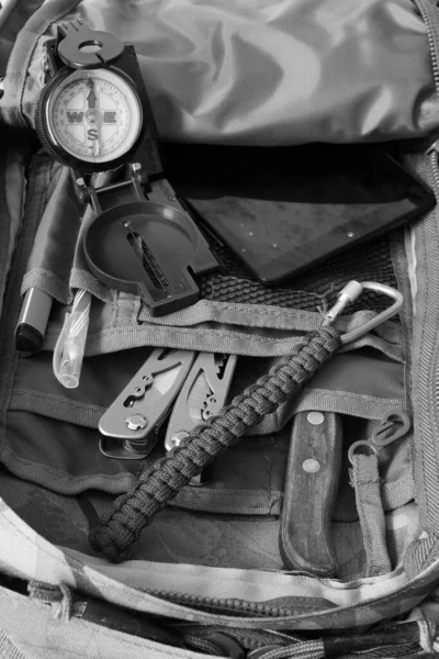 旅行袋中的指南针 刀和多工具 — 图库照片