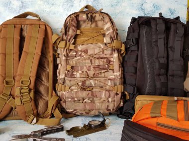 Dağlarda yürüyüş için taktik sırt çantaları.