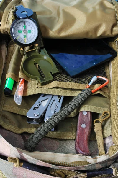 背包中的指南针 刀和多种工具 — 图库照片